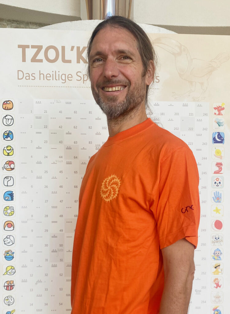 CropShirt orange mit gesticktem Kornkreis "Galaxy" als Brustbild