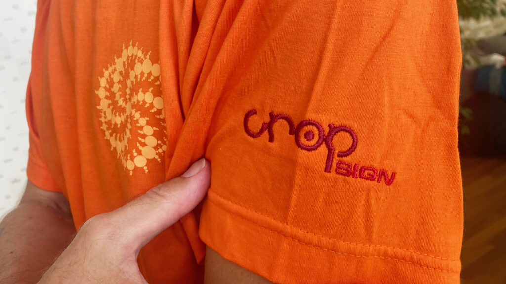 CropShirt orange mit gesticktem Kornkreis "Galaxy" als Brustbild