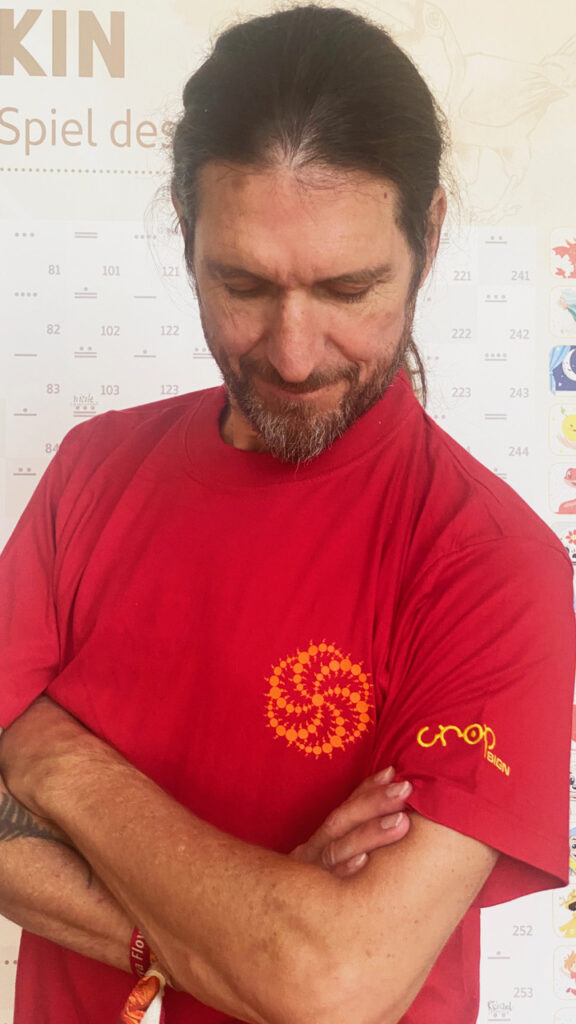 CropShirt rot mit gesticktem Kornkreis "Galaxy" als Brustbild