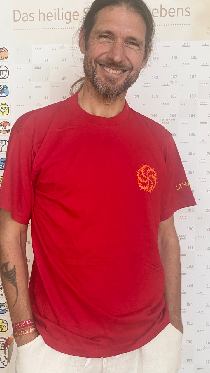 CropShirt rot mit gesticktem Kornkreis "Galaxy" als Brustbild