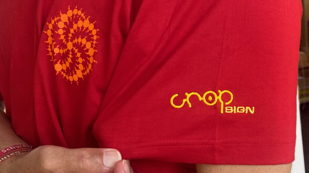 CropShirt rot mit gesticktem Kornkreis "Galaxy" als Brustbild